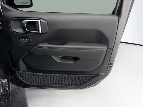 Used 2025 Jeep Wrangler Unlimited Sahara AWD/4WD image 24
