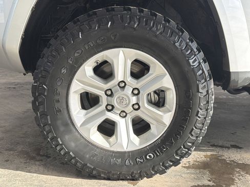 Used 2017 Toyota 4Runner SR5 Premium image 2