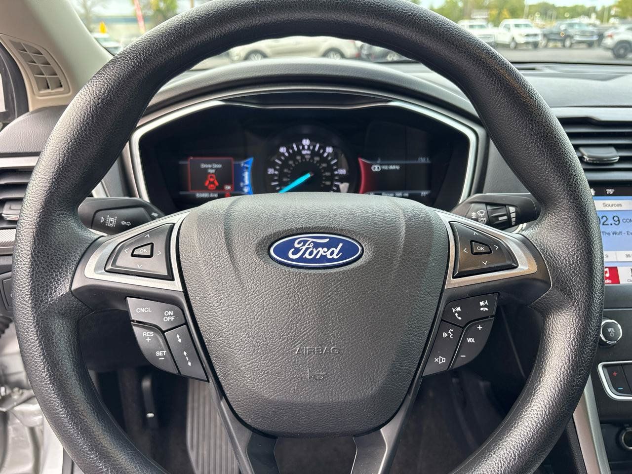 Used 2019 Ford Fusion SE FWD image 13