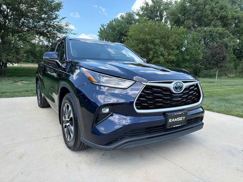 Used 2021 Toyota Highlander XLE AWD/4WD image 8