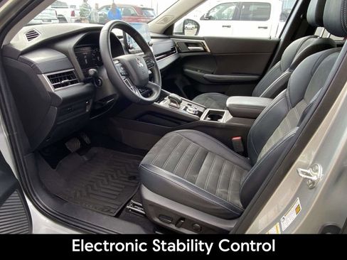 Used 2023 Mitsubishi Outlander SE Black Edition image 12