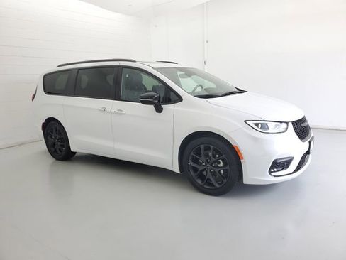 Used 2025 Chrysler Pacifica Limited FWD image 4
