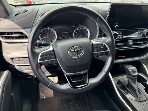 Used 2023 Toyota Highlander XSE FWD image 11