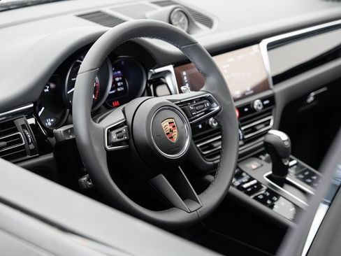 Certified 2025 Porsche Macan image 9