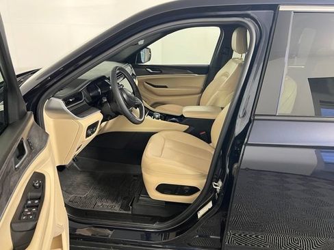 Used 2023 Jeep Grand Cherokee Limited w/ Luxury Tech Group II AWD/4WD image 20