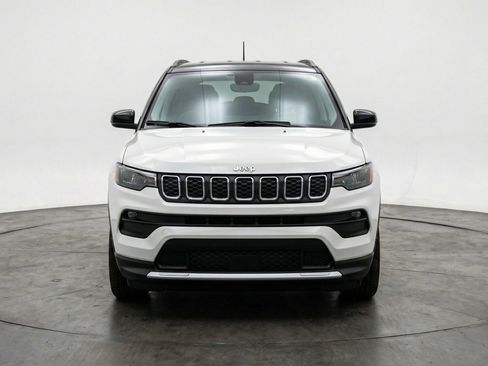 Used 2025 Jeep Compass Latitude AWD/4WD image 2