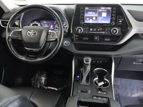 Used 2021 Toyota Highlander XLE AWD/4WD image 2