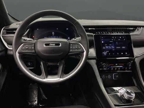 Used 2024 Jeep Grand Cherokee Laredo image 5