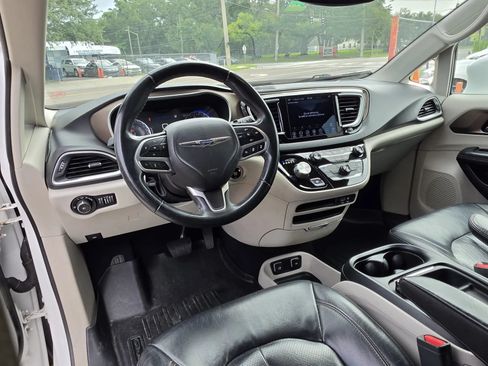 Used 2018 Chrysler Pacifica Touring-L w/ Advanced Safetytec Group FWD image 11