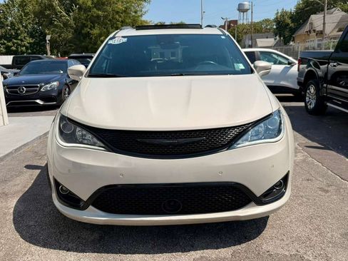 Used 2019 Chrysler Pacifica Limited w/ Advanced Safetytec Group FWD image 19