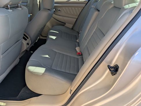 Used 2017 Ford Taurus SE image 9