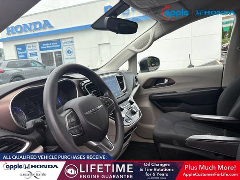 Used 2017 Chrysler Pacifica Touring FWD image 7