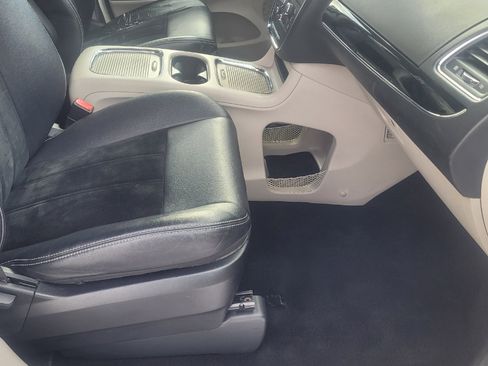 Used 2017 Dodge Grand Caravan SXT image 22