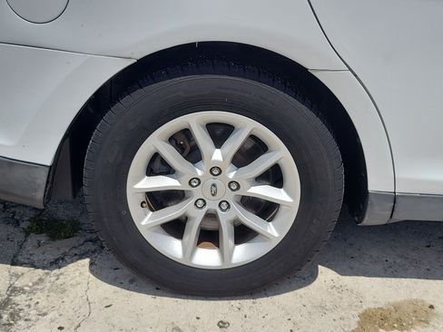 Used 2015 Ford Taurus SE FWD image 5