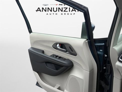 Certified 2023 Chrysler Pacifica Touring-L image 26