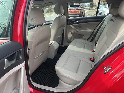 Used 2019 Volkswagen Golf SE image 28