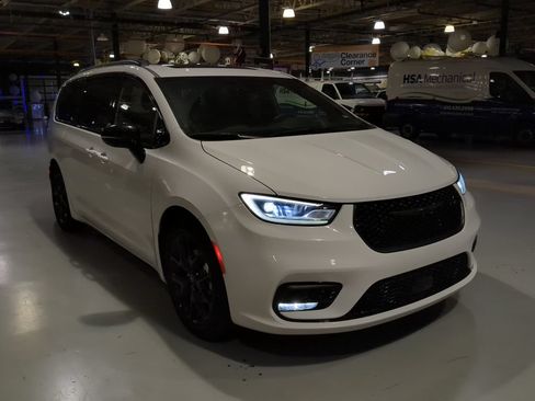 Used 2025 Chrysler Pacifica Limited FWD image 5