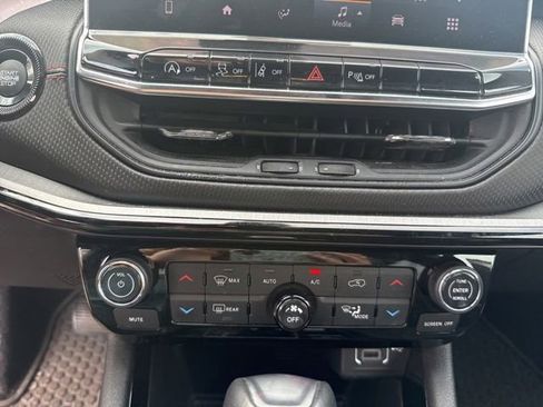 Used 2025 Jeep Compass Trailhawk AWD/4WD image 16