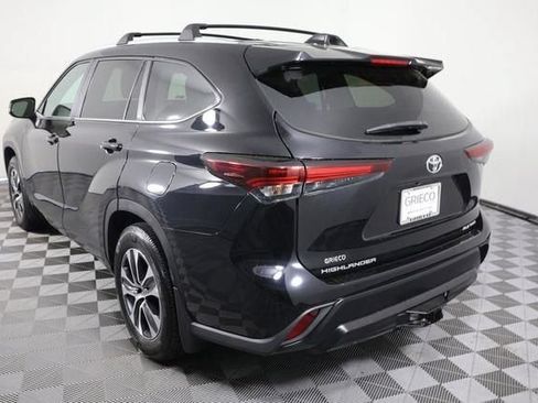 Used 2024 Toyota Highlander XLE AWD/4WD image 6