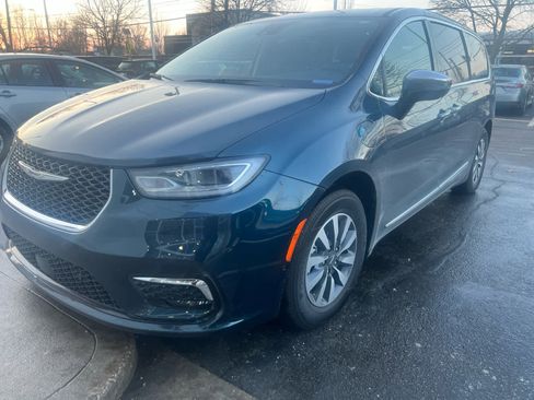 Used 2022 Chrysler Pacifica Limited image 1