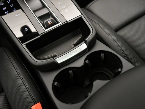 Certified 2026 Porsche Macan AWD/4WD image 32