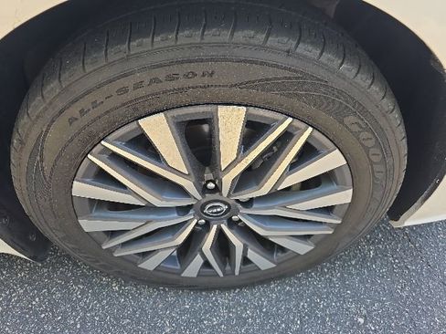 Used 2023 Nissan Altima 2.5 SV w/ SV Premium Package FWD image 5