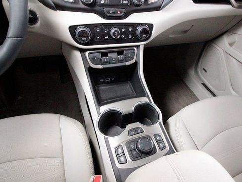 Used 2024 GMC Terrain Denali w/ Black Diamond Edition image 9