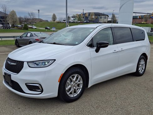 Used 2024 Chrysler Pacifica Touring-L image 3