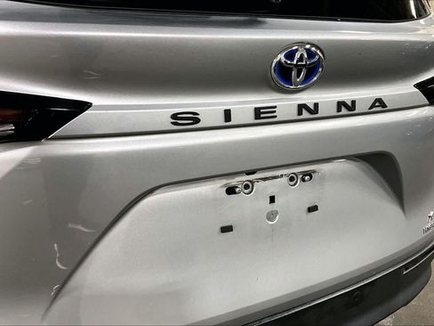 Used 2024 Toyota Sienna XLE FWD image 31