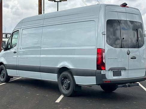 Used 2024 Mercedes-Benz Sprinter 2500 image 3
