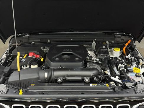 Used 2024 Jeep Wrangler Unlimited Sahara w/ Technology Group AWD/4WD image 19