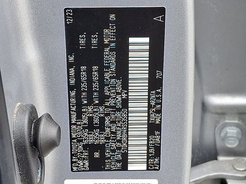 Used 2024 Toyota Highlander LE AWD/4WD image 28