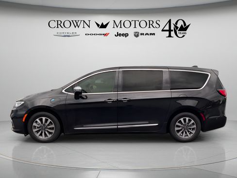 Used 2023 Chrysler Pacifica Limited w/ Uconnect Theater Family Group FWD image 8