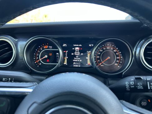 Used 2020 Jeep Wrangler Unlimited Sahara AWD/4WD image 15