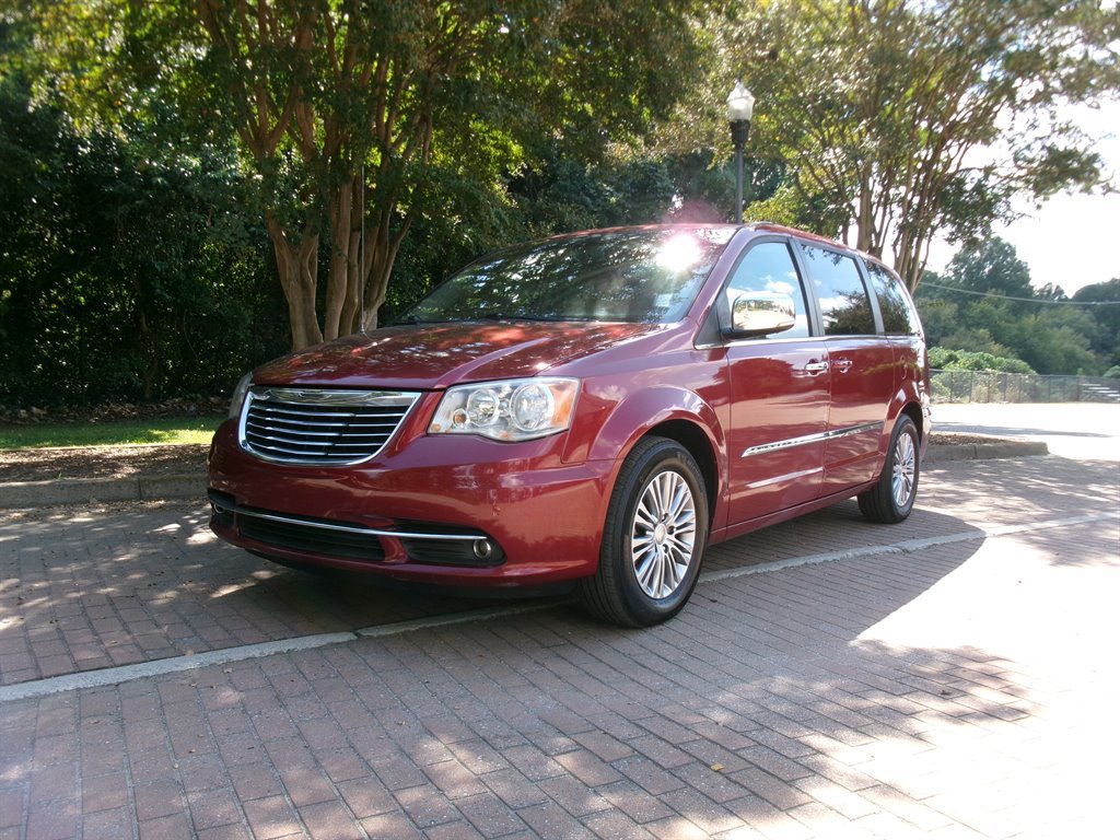 Used 2013 Chrysler Town & Country Touring-L w/ Driver Convenience Group FWD image 1