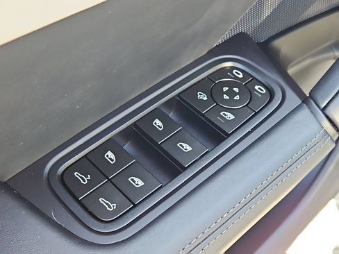 Certified 2025 Porsche Cayenne Coupe AWD/4WD image 33