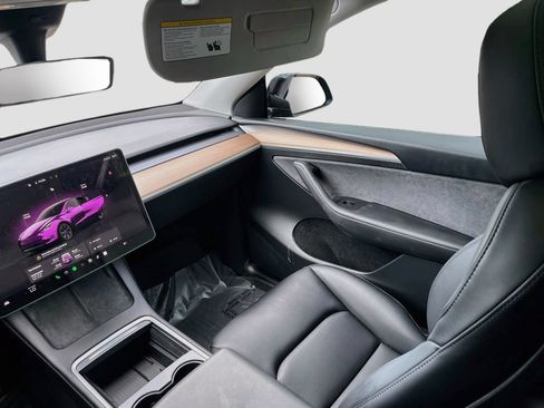 Used 2025 Tesla Model Y Long Range RWD image 23