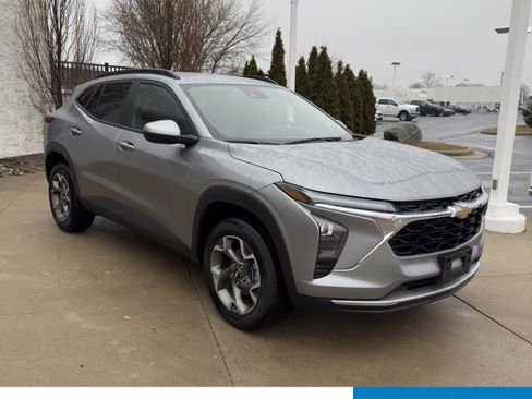 Used 2025 Chevrolet Trax LT w/ LT Convenience Package image 1