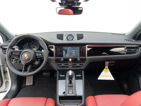 Certified 2026 Porsche Macan AWD/4WD image 29