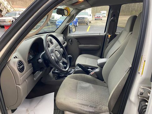 Used 2005 Jeep Liberty Sport image 10