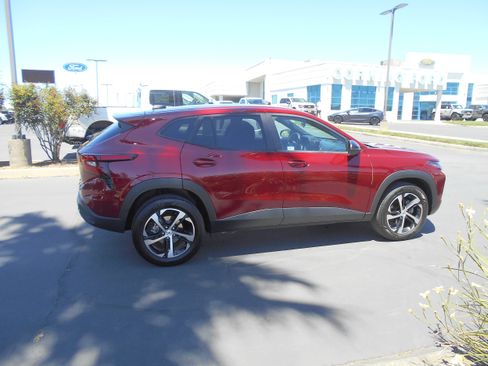 Used 2025 Chevrolet Trax RS w/ Driver Confidence Package FWD image 4