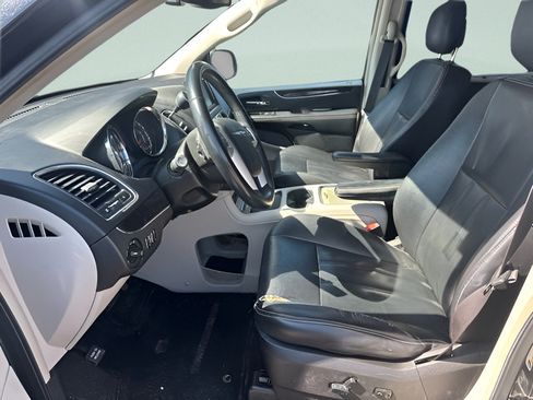 Used 2015 Chrysler Town & Country Touring-L w/ Trailer Tow Group FWD image 15
