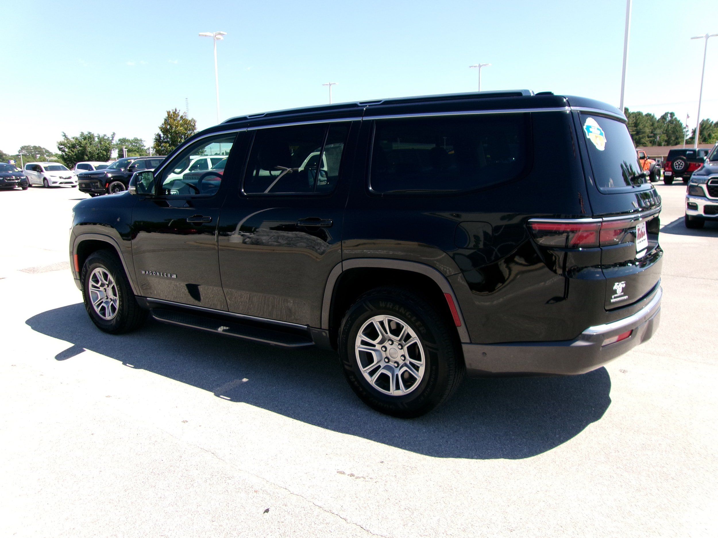 Used 2022 Jeep Wagoneer Series I w/ Convenience Group I AWD/4WD image 3