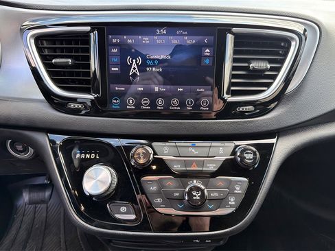 Used 2019 Chrysler Pacifica Touring-L w/ S Appearance Package FWD image 13