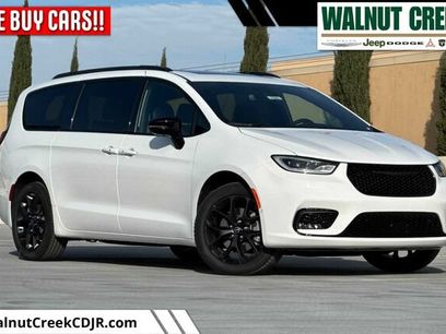 New 2026 Chrysler Pacifica Limited w/ S Appearance Package
