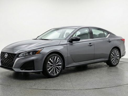 Used 2025 Nissan Altima 2.5 SV image 3