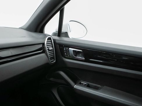 Certified 2022 Porsche Cayenne AWD/4WD image 30