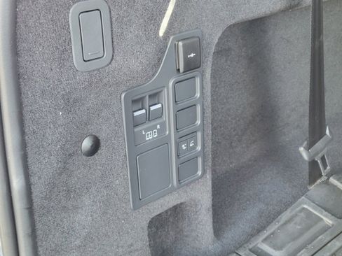 Used 2025 Land Rover Discovery Dynamic SE image 14