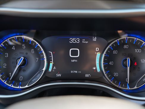 Used 2024 Chrysler Pacifica Touring-L FWD image 34