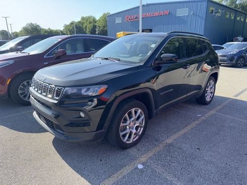 Used 2024 Jeep Compass Latitude AWD/4WD image 2